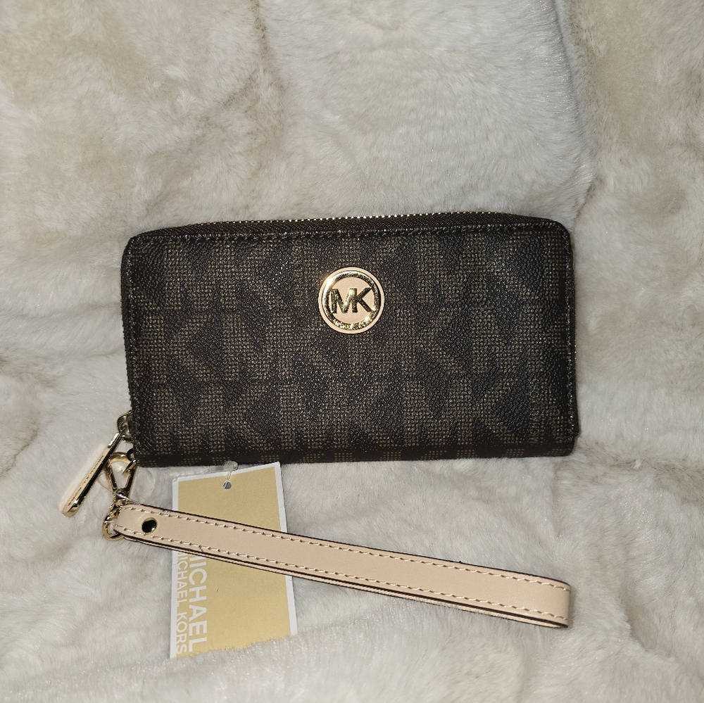 Michael Kors Monogram Zip-around phone wallet NWT - Picture 1 of 8